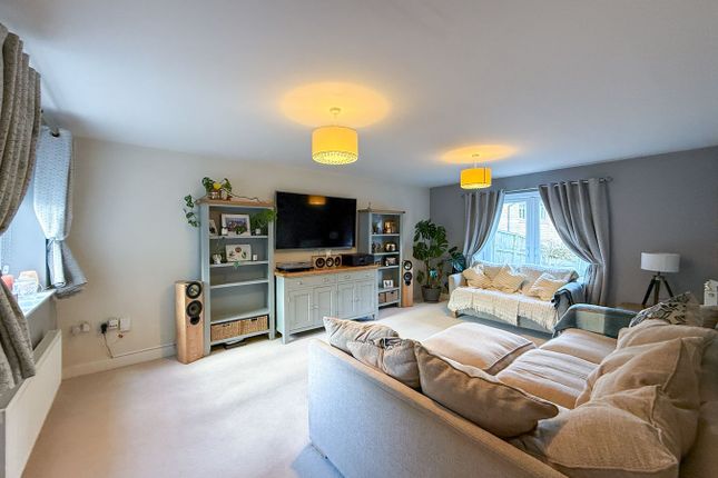 Weavers Mill Way, Holmfirth photo 4