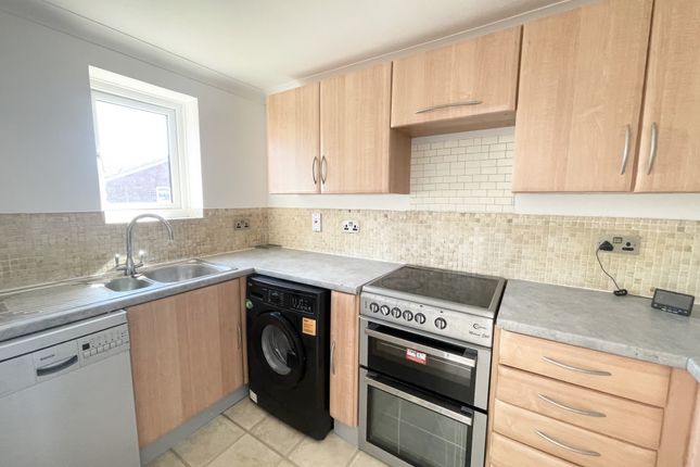 Flat 4 Heron Court, Fyfield Road, Ongar photo 5