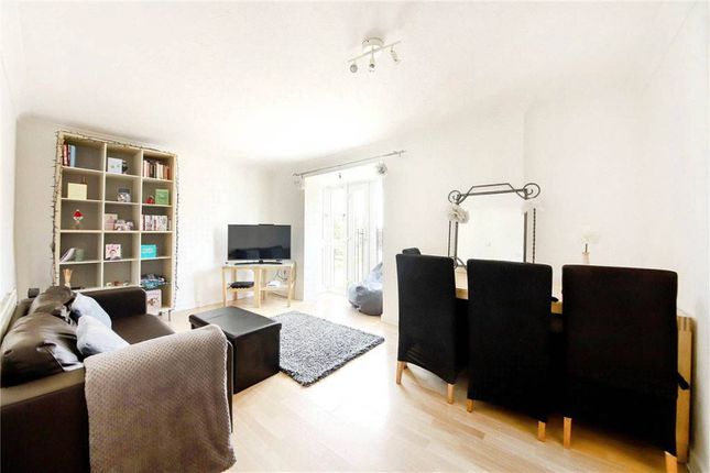 Flat to rent in Wellington Way, Bow, London