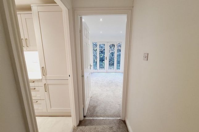52 Hawks Hill Court, Fetcham, Leatherhead photo 3