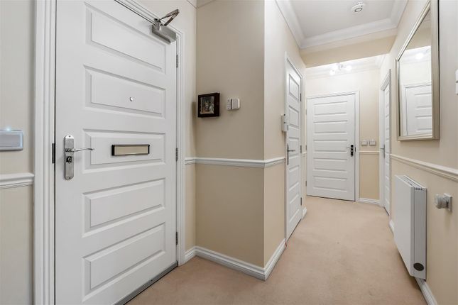 8 Emmeline Lodge, 27, Kingston Avenue, Leatherhead photo 3