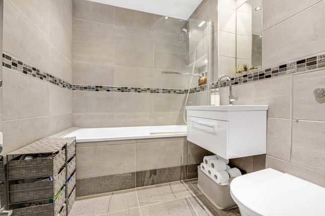 Flat for sale in Boston Road, London