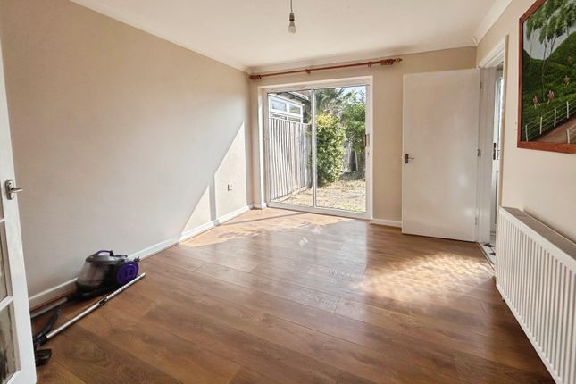 164, Sagecroft Road, Thatcham photo 2