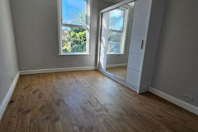 April, Crescent Road, Plaistow photo 3