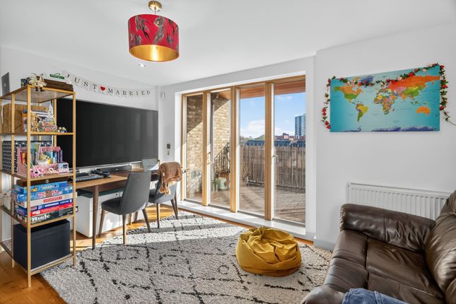 Flat 5, 3 Queens Road West, London photo 2