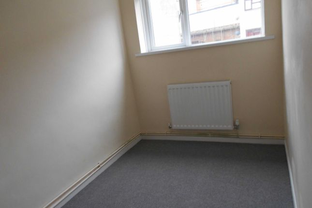Flat to rent in Claude Road, Caerphilly