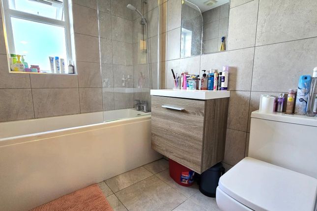 Flat 4, 56 Broomfield Avenue, Southgate photo 5