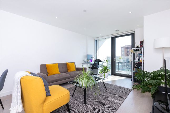 Flat to rent in Carriage House, 10 City North Place, London
