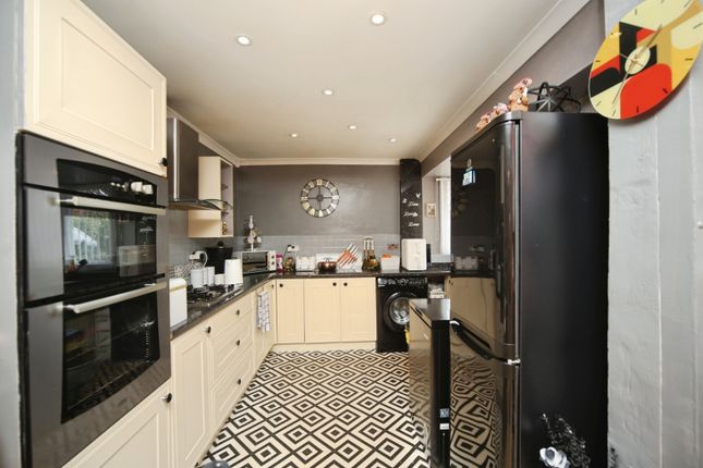2, Broomfield Close, Kidderminster photo 4