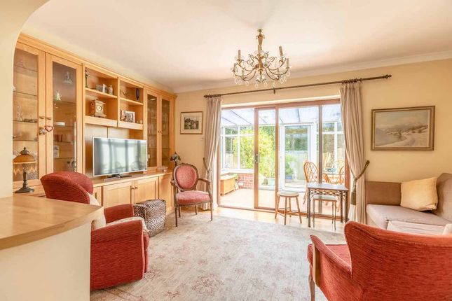 24, Copse Wood, Iver Heath photo 3