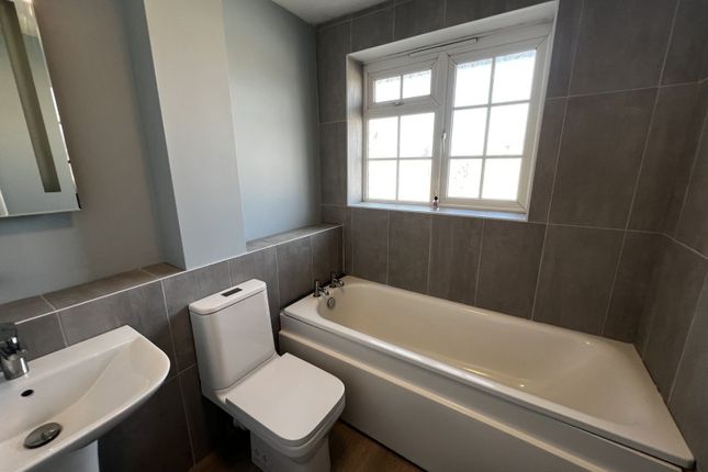 43, Waters Drive, Staines photo 3