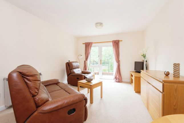 6, Holly Court, Leatherhead photo 3