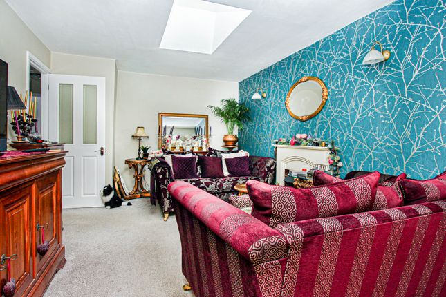Hillside Crescent, Corby photo 4