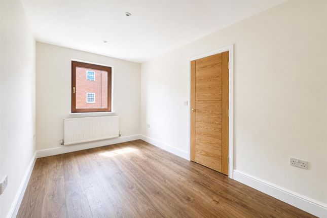 102, 102 Fleet Road, Fleet photo 2