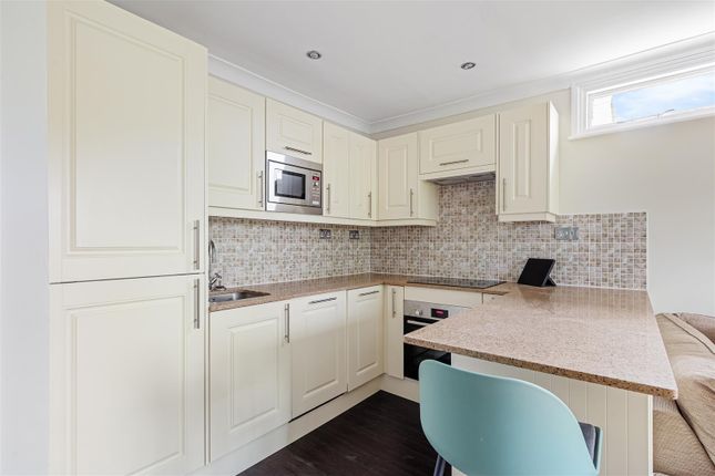 Flat 2, 128, Rosendale Road, London photo 3