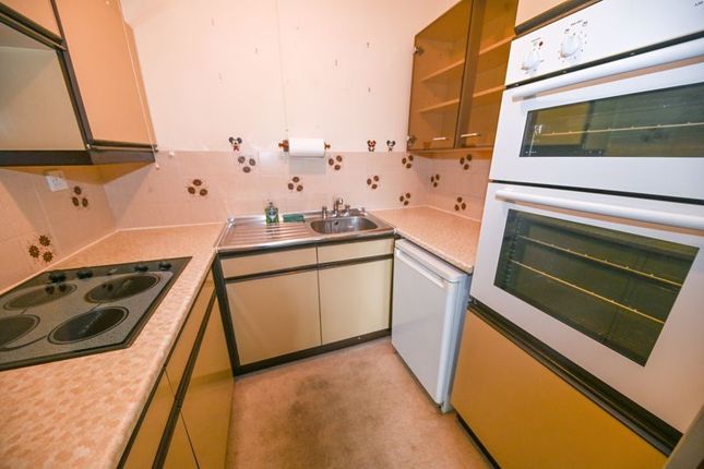 30 Oaklands, Holly Drive, Waterlooville photo 3