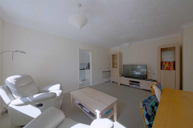Flat 3, Balmoral Court, Malmers Well Road, High Wycombe photo 3