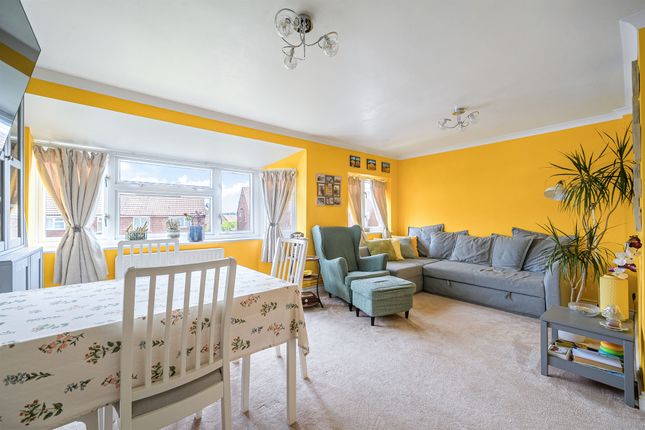 45, Whurley Way, Maidenhead photo 4