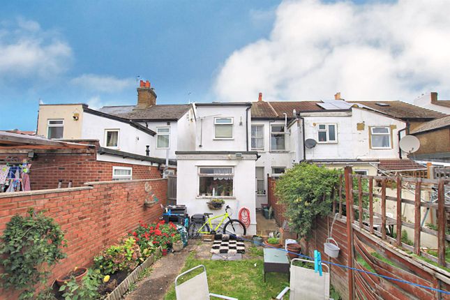 End terrace house for sale in Albion Road, Hounslow