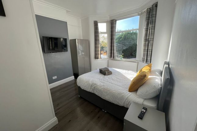 Flat to rent in Hall Lane, Liverpool