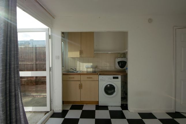 8A Caernarvon Close, Mitcham photo 3