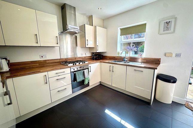 4 Gartmore Close, Manchester photo 2