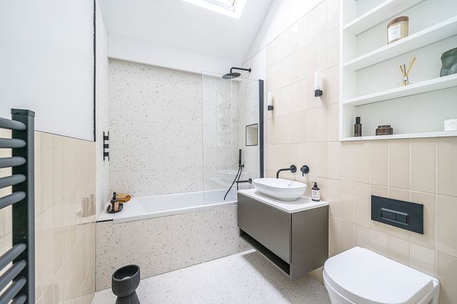 Flat for sale in Carlyle Road, London