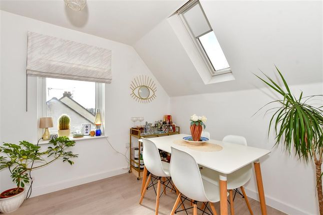 Flat for sale in Faringdon Avenue, Romford, Essex