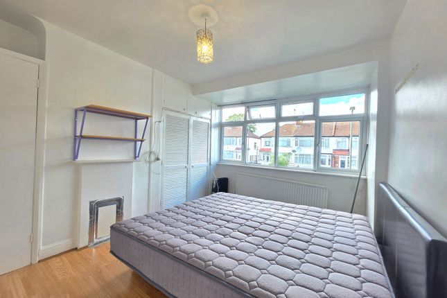 First Floor Flat 56, Brent Park Road, Greater London photo 5