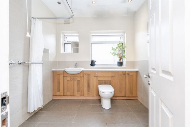 4, Heather Rise, Bushey photo 3