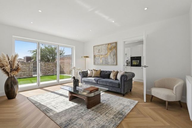 1 Pitcairn Close, Romford photo 2