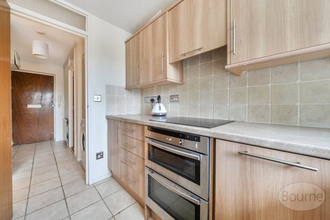 10 Harvey Lodge,, Harvey Road, Guildford photo 3
