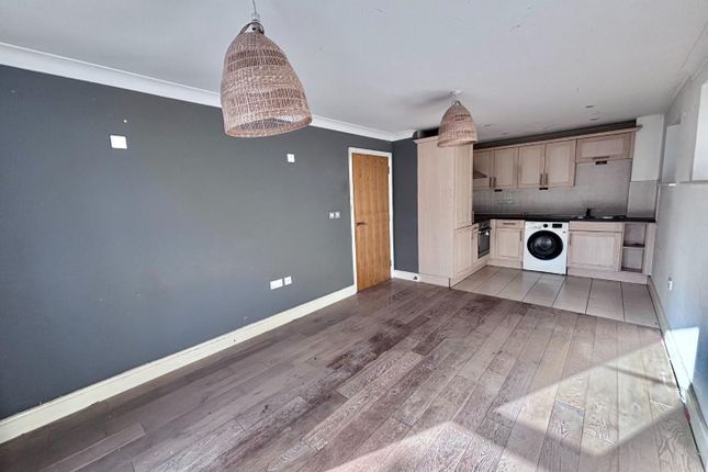 Flat, 4, Denton Court,, Swan Road, West Drayton photo 2