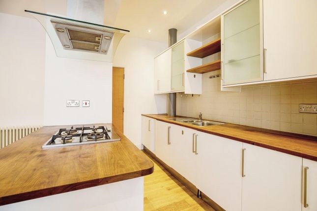 Flat 9 Saxon House, 1, Thrawl Street, London photo 4