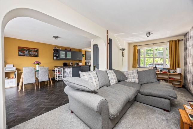3 Wallis Way, Burgess Hill photo 2