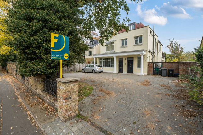 2-bed flat on Oak Avenue, Hampton, £300,000