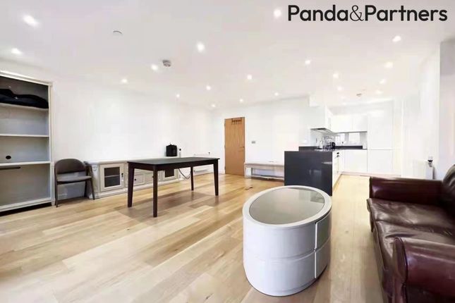 Clonmel Court, 14 Turnberry Quay, London photo 2