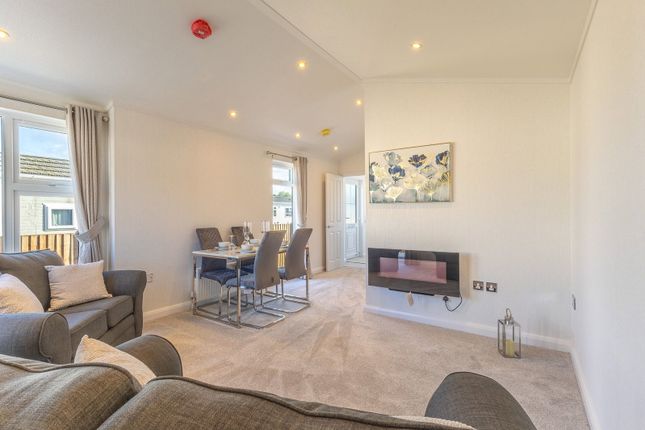 3 Kay Avenue, Weybridge Road, Addlestone photo 3