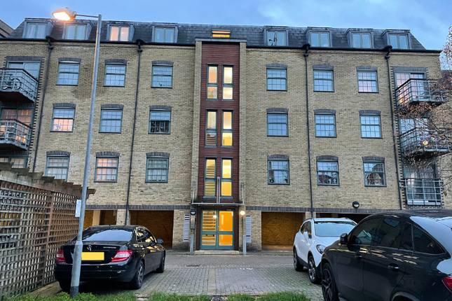 Flat for sale in Hewetts Quay Estate, Abbey Road, Barking