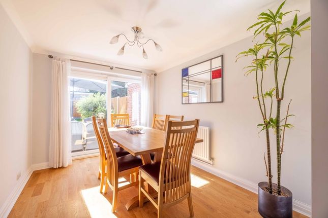 81, Hag Hill Rise, Maidenhead photo 4