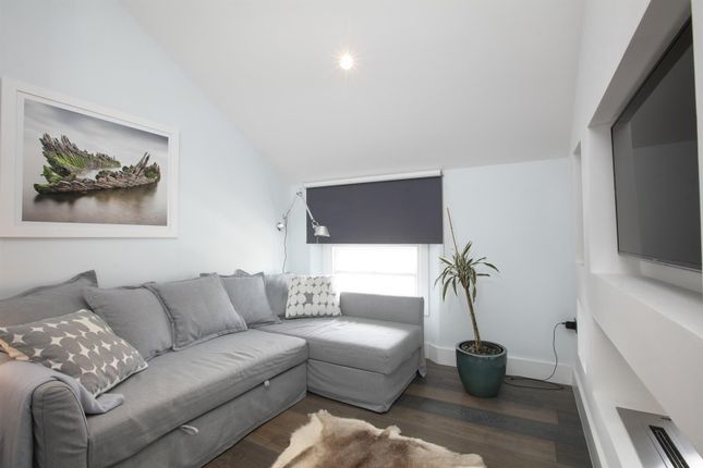 Terraced house for sale in Lyndhurst Way, Peckham