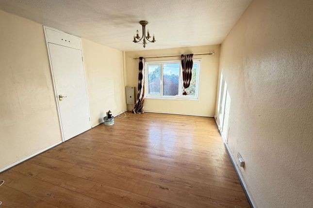 Whitley Close, Staines-upon-Thames photo 2