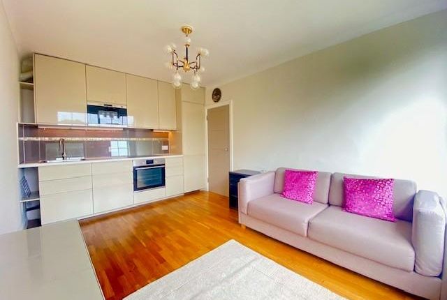 Flat to rent in Georgian Court, Dollis Avenue, Finchley