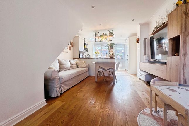 6, Weywood Close, Surrey photo 4