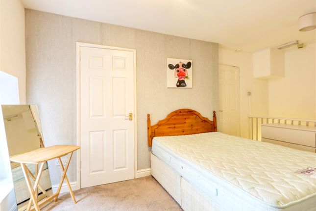 Room to rent in Clarence Road, Chesterfield, Derbyshire