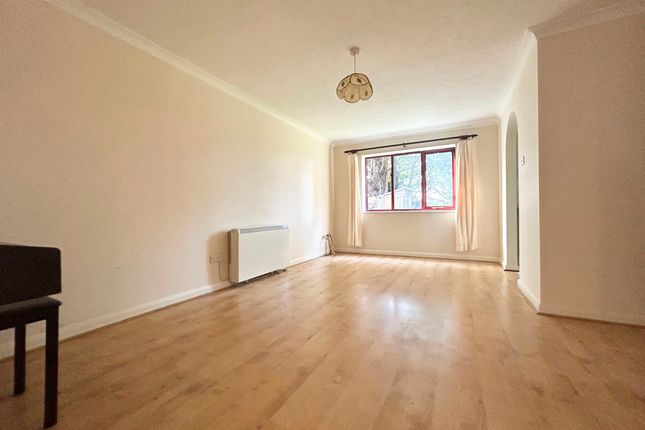 1 Oak Court, Farnham photo 3