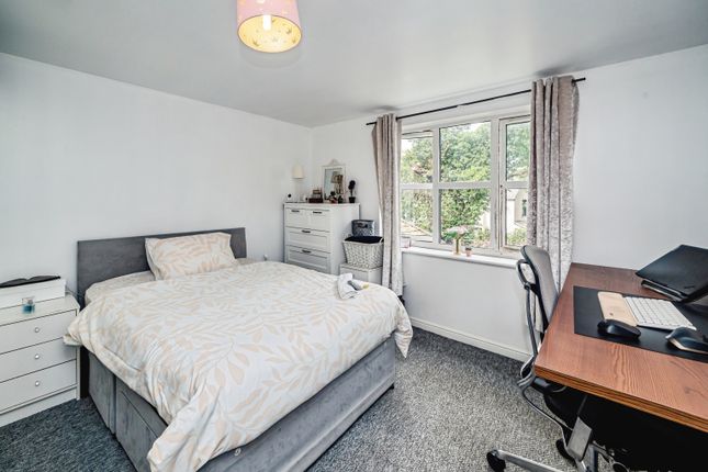 15 Headington Place, Mill Street, Slough photo 4