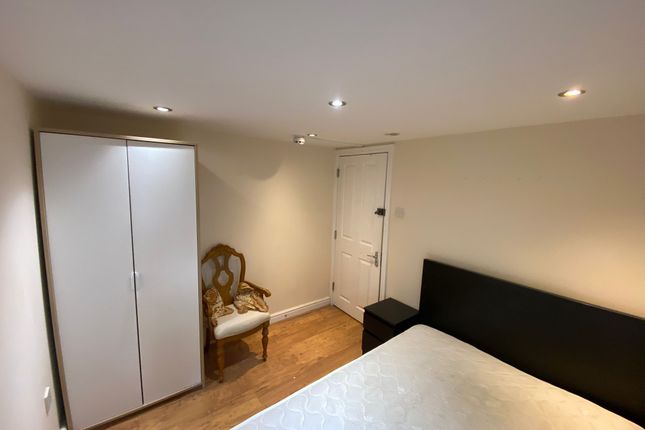 Room to rent in New Cross Road, London