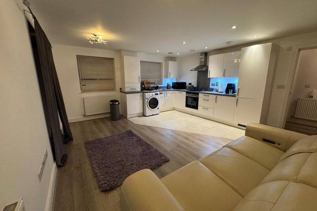 6, Laburnum Way, Staines-upon-thames photo 2