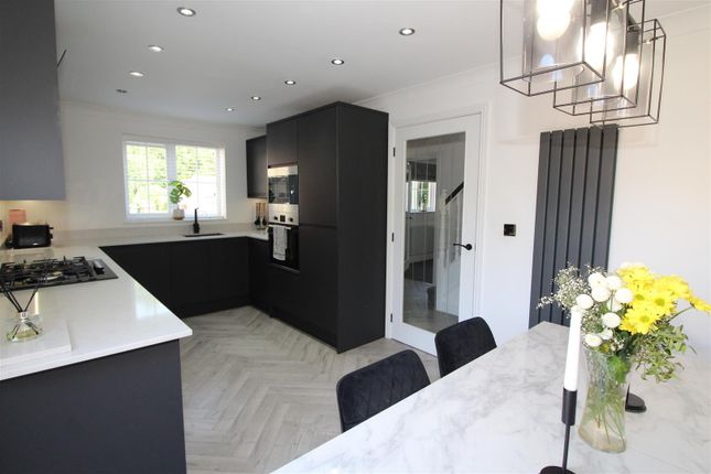 7, Field Close, Blackwood photo 4